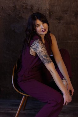 Marsala tulumu giyen güzel genç bir kadın.