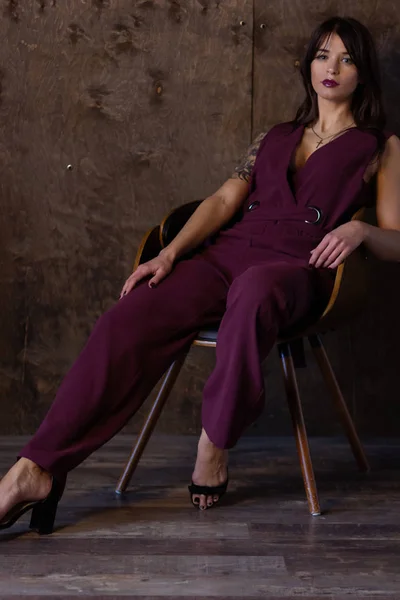 Schöne junge Frau im Marsala-Jumpsuit — Stockfoto