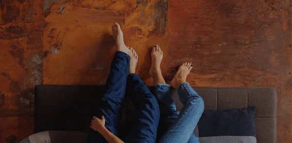 Pria dan wanita mengenakan jeans biru berbaring di tempat tidur — Stok Foto