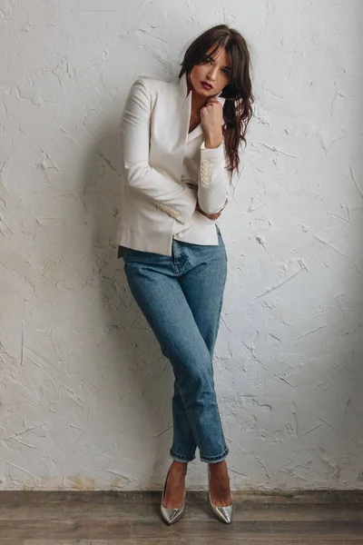Mulher bonita vestindo blazer branco e jeans azul — Fotografia de Stock