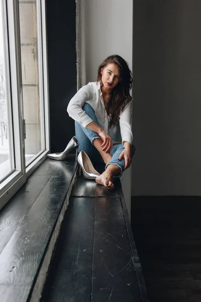 Hermosa mujer joven con blusa blanca y vaqueros azules —  Fotos de Stock