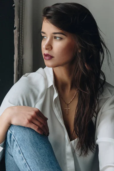 Hermosa mujer joven con blusa blanca y vaqueros azules — Foto de Stock