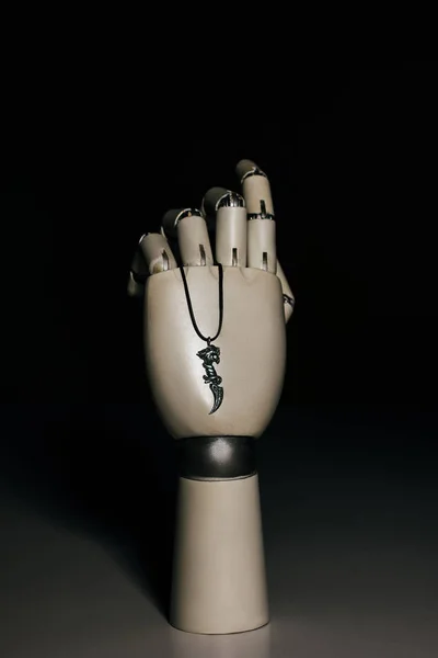 Ρομπότ χέρι με μενταγιόν — Φωτογραφία Αρχείου