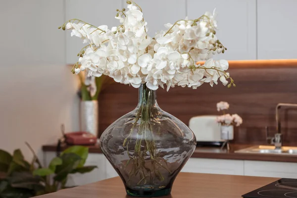 Anggrek putih bunga di vas kaca — Stok Foto