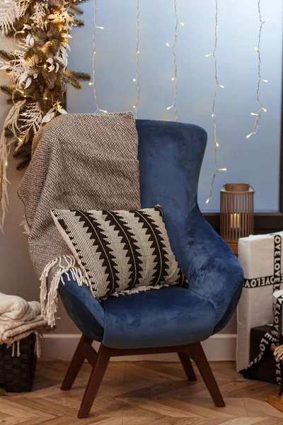 Kursi biru dengan dekorasi natal — Stok Foto