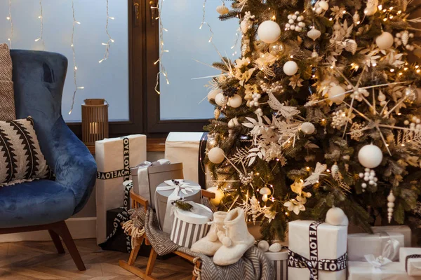 Moderní interiér s vánoční stromeček — Stock fotografie
