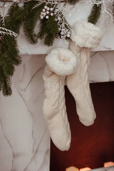 Vánoční ozdobné ponožky u krbu — Stock fotografie