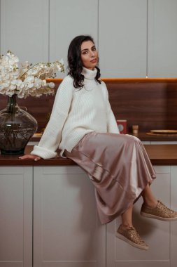 Mutfak masasında oturan güzel genç bayan.