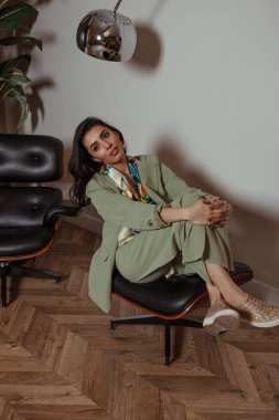 Ceket ve bluz giyen güzel genç bir kadın.