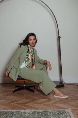 Ceket ve bluz giyen güzel genç bir kadın.