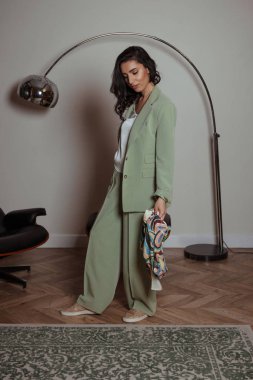 Ceket ve bluz giyen güzel genç bir kadın.