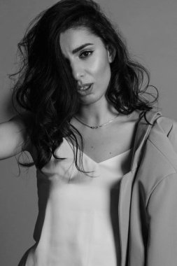 Ceket ve bluz giyen güzel genç bir kadın.