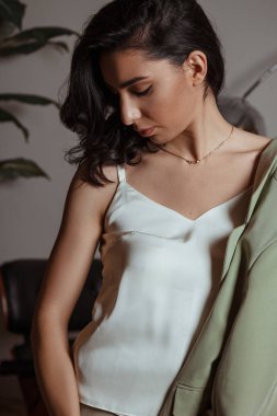 Ceket ve bluz giyen güzel genç bir kadın.