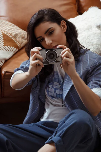 Krásná mladá žena se starou fotoaparátem — Stock fotografie