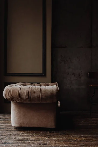 Fauteuil marron en studio loft — Photo