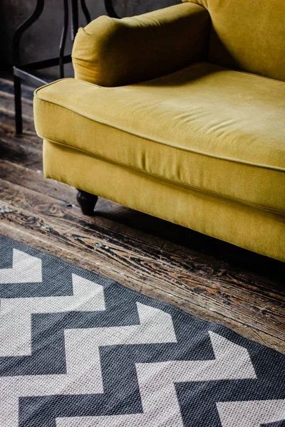 Sofa beludru kuning di ruang loteng — Stok Foto