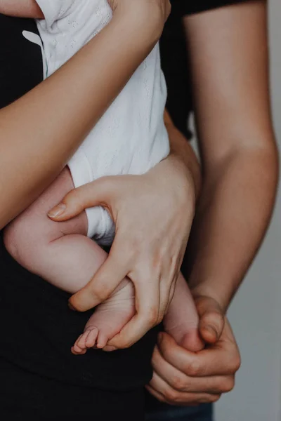 Ibu Dan Ayah Menggendong Bayi — Stok Foto