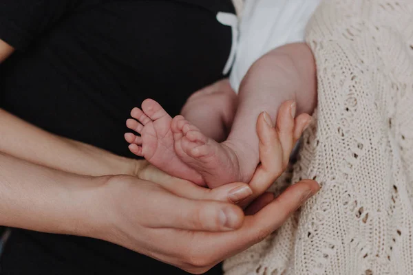 Mutter Und Vater Halten Babyfüße Händen — Stockfoto