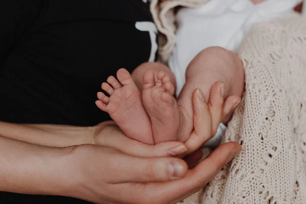 Moeder Vader Houden Baby Voeten Handen — Stockfoto