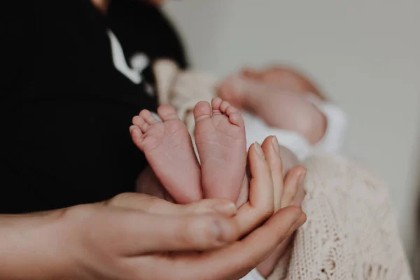 Mother Father Holding Baby Feet Hands — Stock Photo, Image
