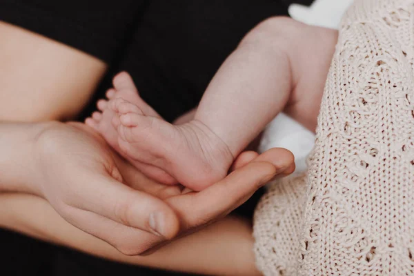 Μητέρα Και Πατέρας Κρατώντας Πόδια Του Μωρού Στα Χέρια — Φωτογραφία Αρχείου