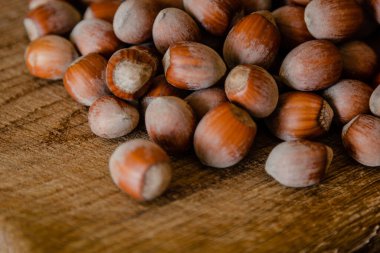 Tahta masada bir demet fındık.