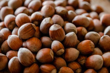 Tahta masada bir demet fındık.