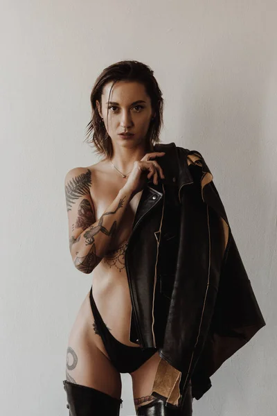 Donna Sexy Con Tatuaggi Che Indossano Bikini Nero Giacca Pelle — Foto Stock