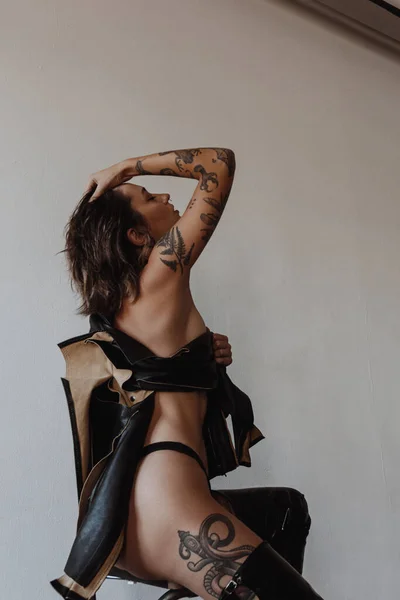 Sexy Žena Tetováním Černých Bikinách Kožené Bundě — Stock fotografie
