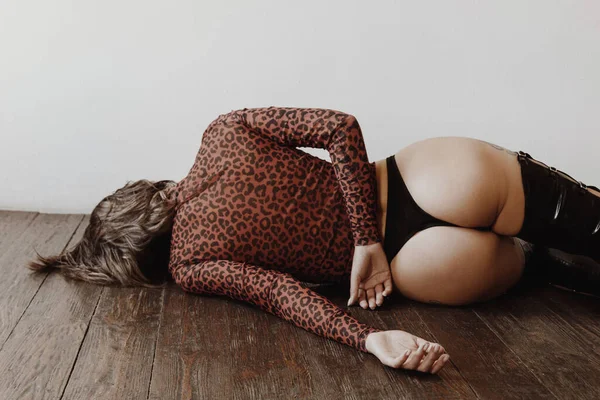 Mulher Sexy Vestindo Biquíni Preto Sobre Botas Joelhos Deitado Chão — Fotografia de Stock