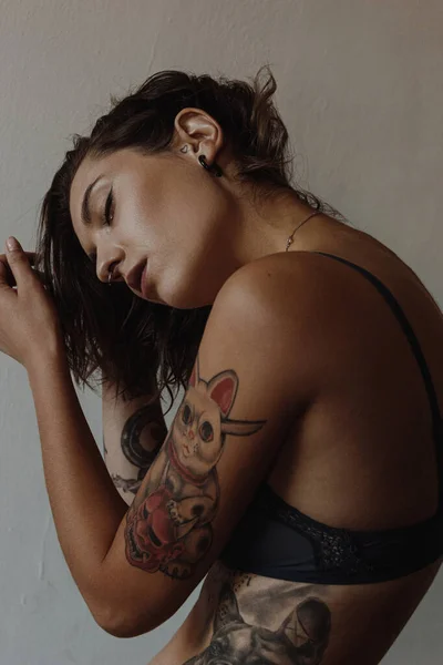 Ritratto Giovane Donna Sexy Con Tatuaggi Che Indossa Lingerie — Foto Stock