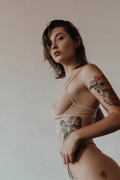 Mulher Sexy Com Tatuagens Lingerie Bege — Fotografia de Stock