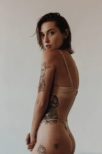 Mulher Sexy Com Tatuagens Lingerie Bege — Fotografia de Stock