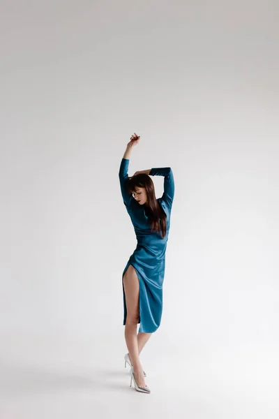Beyaz Arka Planda Ipek Mavisi Elbiseli Güzel Bir Kadın — Stok fotoğraf