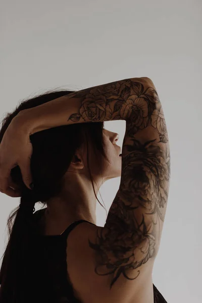 Mulher Bonita Com Tatuagem Mão — Fotografia de Stock