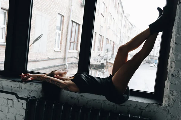 Belle Jeune Femme Petite Robe Noire Couchée Sur Rebord Fenêtre — Photo