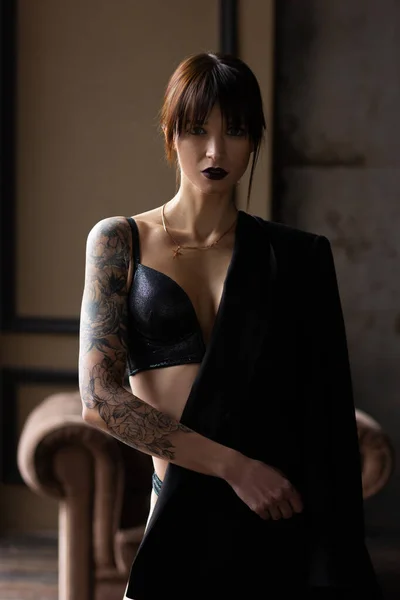 Bella Giovane Donna Tatuata Che Indossa Giacca Maschile — Foto Stock