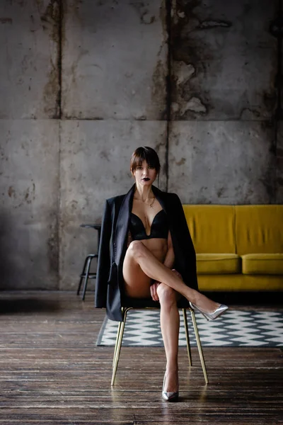 Güzel Dövmeli Genç Bir Kadın Erkek Ceketi Giyiyor Sandalyede Oturuyor — Stok fotoğraf