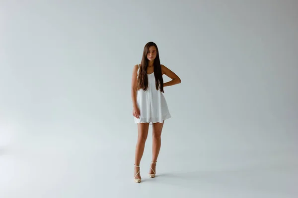 Wanita Muda Cantik Mengenakan Gaun Putih Latar Belakang Putih — Stok Foto