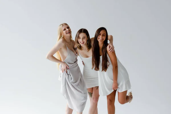 Três Mulheres Sorridentes Posando Fundo Branco — Fotografia de Stock