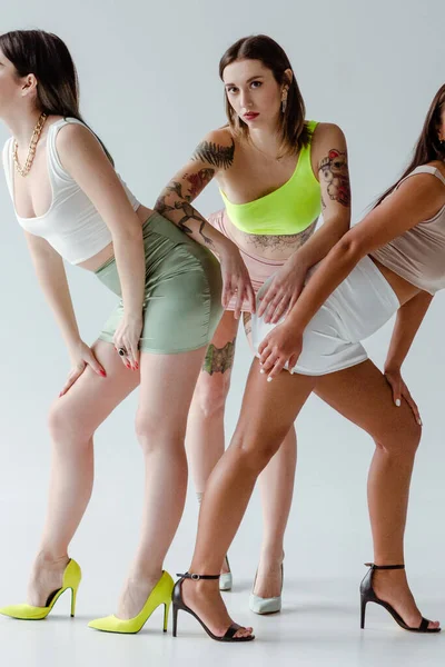 Tres Mujeres Posando Sobre Fondo Blanco — Foto de Stock