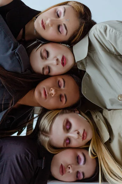 Retrato Cinco Mujeres Con Los Ojos Cerrados Sobre Fondo Blanco — Foto de Stock