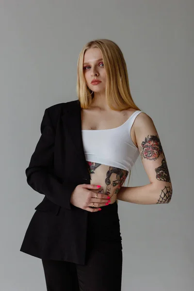 Πορτρέτο Της Όμορφης Νεαρής Γυναίκας Τατουάζ — Φωτογραφία Αρχείου