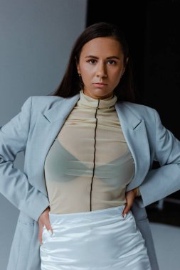 Beyaz, mavi ceket giyen genç bir kadın.