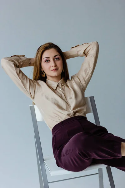 Wanita Muda Kaukasia Mengenakan Blus Pada Latar Belakang Putih — Stok Foto