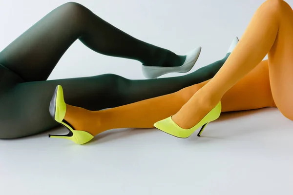 Dos Chicas Zapatos Moda Medias Sobre Fondo Blanco — Foto de Stock