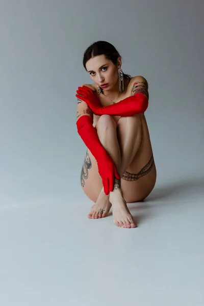 Σέξι Γυμνή Γυναίκα Τατουάζ Που Φοράει Κόκκινα Γάντια Λευκό Φόντο — Φωτογραφία Αρχείου