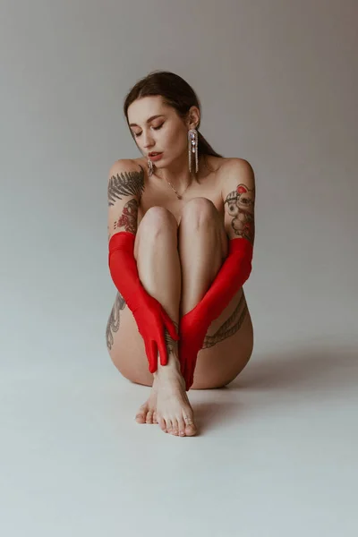 Sexy Mujer Desnuda Con Tatuajes Con Guantes Rojos Sobre Fondo —  Fotos de Stock