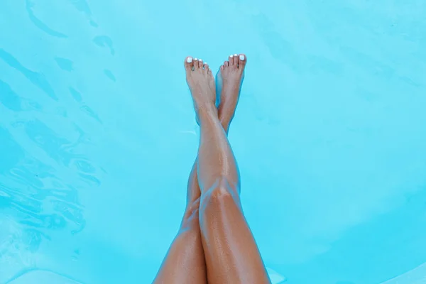 Nogi Młodej Kobiety Błękitnej Wodzie Basenu — Zdjęcie stockowe