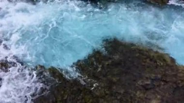 İzlanda 'daki Bruarfoss nehrinin güzel şelalesine yakın.